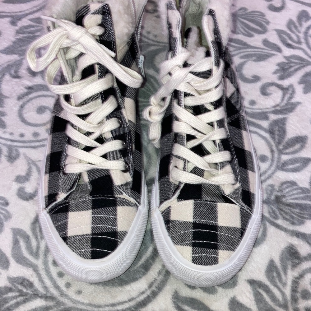 US Sports Sneakers Size 9 NWOT